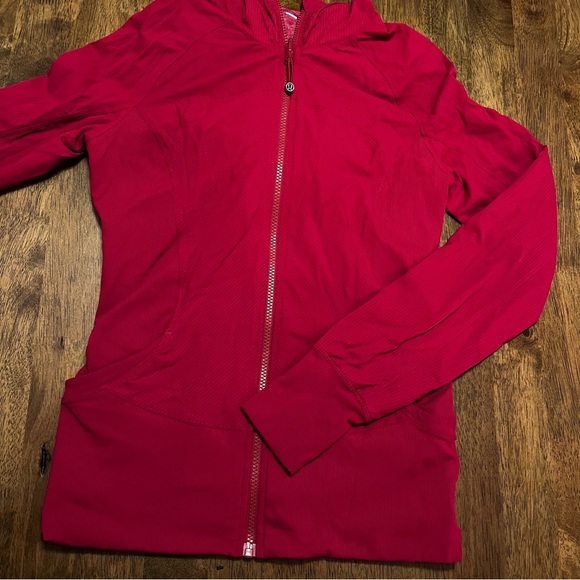Lululemon In Flux Jacket in Cranberry Zip Up Red with Hood Size 8 - Picture 6 of 14